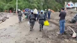 Equipos de rescate colaboran en las tareas de limpieza y búsqueda de personas después del aluvión en Quito