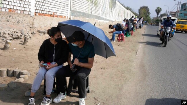 Residents expect to be tested for COVID-19 at a sports complex in the San Juan neighborhood of Lima, Peru, January 11, 2022. (AP Photo / Martin Mejia)