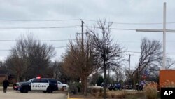 Polisi Colleyville mengamankan area sekitar sinagoge Congregation Beth Israel pada Sabtu, 15 Januari 2022 di Colleyville, Texas. (Foto: AP)