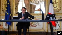 Presidenti francez Emmanuel Macron gjatë një telefonate në Pallatin Elysee, Paris