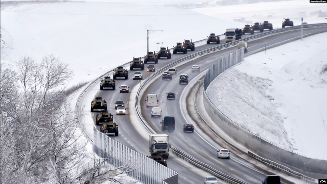Një kolonë e automjeteve ruse në një autostradë në Krime, më 18 janar 2022.