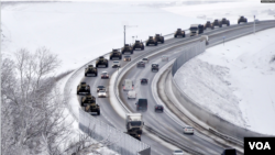 Një kolonë e automjeteve ruse në një autostradë në Krime, më 18 janar 2022.