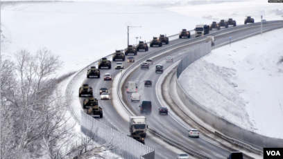 Një kolonë e automjeteve ruse në një autostradë në Krime, më 18 janar 2022.