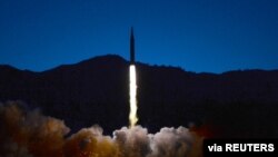 북한이 지난 11일 극초음속미사일 발사에 성공했다며 사진을 공개했다.