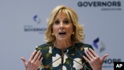 La primera dama Jill Biden habla en el desayuno anual de cónyuges de la NGA en el Kennedy Center en Washington, el lunes 31 de enero de 2022. 