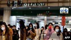 Warga keluar dari stasiun Mass Rapid Transport (MRT) di Xindian di New Taipei City pada 3 Januari 2022, setelah gempa kuat melanda di lepas pantai Taiwan timur dengan getaran yang terasa di Ibu Kota Taipei. (Foto: Sam Yeh/AFP)