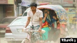 বায়ু দূষণ থেকে বাঁচতে ঢাকার রাস্তায় চলাচলের সময় মুখে কাপড় দিয়ে রেখেছেন পথচারীরা। (ছবি- ইউএনবি) 