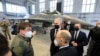 La OTAN envía tropas y aviones de combate a Europa del Este mientras aumentan tensiones con Rusia