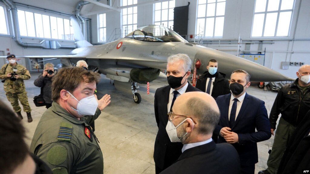 El presidente lituano, Gitanas Nauseda (centro), asiste a una ceremonia de bienvenida para los refuerzos de la Misión de Vigilancia Aérea del Báltico de la OTAN en la Base de la Fuerza Aérea de Lituania en Siauliai, Lituania, el 28 de enero de 2022.