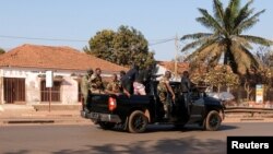 在几内亚比绍总统府周围传出激烈枪声后，持有武装的军人乘车行驶在首都比绍的主要大道上。(2022年2月1日)