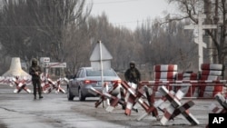 烏克蘭政府軍在東部頓涅茲克地區附近把守一個交通檢查站（2022年1月21日）