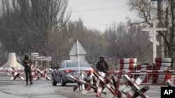 Tentara Ukraina berjaga di pos-pos pemeriksaan dekat perbatasan yang memisahkan dari pemberontak pro-Rusia, di Mariupol, wilayah Donetsk, Ukraina, 21 Januari 2022. (Foto: Andriy Dubchak/AP)