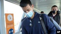 Novak Đoković priprema lična dokumenta na beogradskom aerodromu, nakon deportovanja iz Australije, 17. januara 2022.