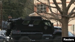 Policijsko vozilo blizu sinagoge u kojoj je napadač držao taoce