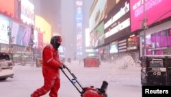 Таймс-сквер во время северного шторма на Манхэттене, Нью-Йорк, 29 января 2022 г.