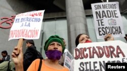 Las personas sostienen pancartas durante una manifestación para conmemorar el Día Mundial de la Libertad de Prensa en Caracas, Venezuela, el 3 de mayo de 2016.