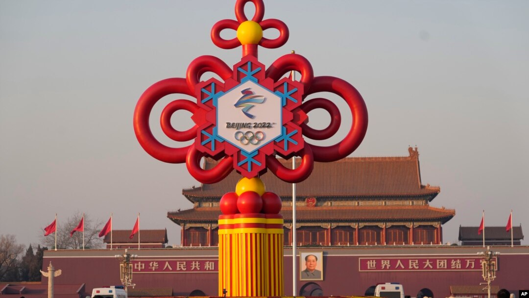 Stanovnici gledaju dekoraciju Zimskih olimpijskih igara u Pekingu na Trgu Tiananmen u Pekingu, Kina, utorak, 18. januara 2022.