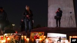 Para jurnalis meliput acara untuk mengenang fotografer berita Margarito Martinez, di Tijuana, Meksiko, Jumat, 21 Januari 2022. (AP/Gregory Bull.)