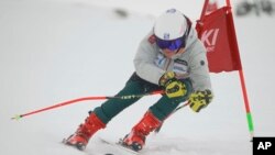 Kiana Kryeziu, saat berlatih di Arxhena Ski Center, Kosovo, 22 Januari 2022. (AP/Visar Kryeziu)