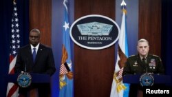 لوید آستین وزیر دفاع (چپ) و ژنرال مارک میلی رئیس ستاد مشترک آمریکا در کنفرانس خبری روز جمعه در پنتاگون