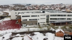 Zgrada novog Srednjoškolskog centra u Lapljem Selu (Foto: VOA)
