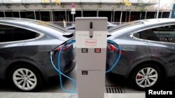 Archivo. Dos autos eléctricos Tesla Model X recargan sus baterías en Berlín, Alemania, el 13 de noviembre de 2019.