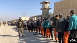 اعضای تسلیم‌شده داعش در اسارت نیروهای دموکراتیک سوریه در زندان غویران شهر حسکه، شمال شرق سوریه. ۶ بهمن ۱۴۰۰