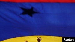 Una bandera venezolana durante un acto en Caracas.
