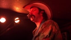 টেক্সাসের এক তরুণ কান্ট্রি মিউজিসিয়ানের গল্প, যিনি একইসাথে একজন স্নেহশীল পিতা