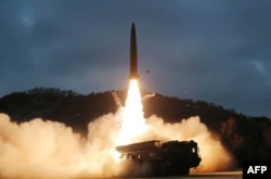 Uji tembak rudal taktis permukaan-ke-permukaan yang dilakukan oleh Akademi Ilmu Pertahanan DPRK di sebuah lokasi yang dirahasiakan, 28 Januari. (Foto: AFP)