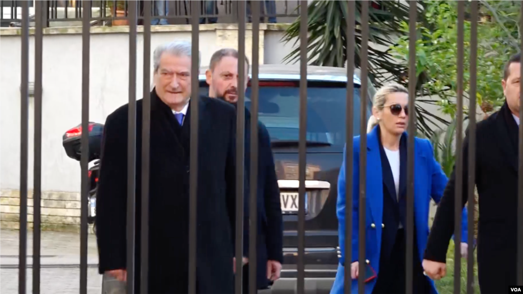 Ish kryeministri Sali Berisha merret në pyetje nga prokuroria për dhunën gjatë protestës në fundjavë