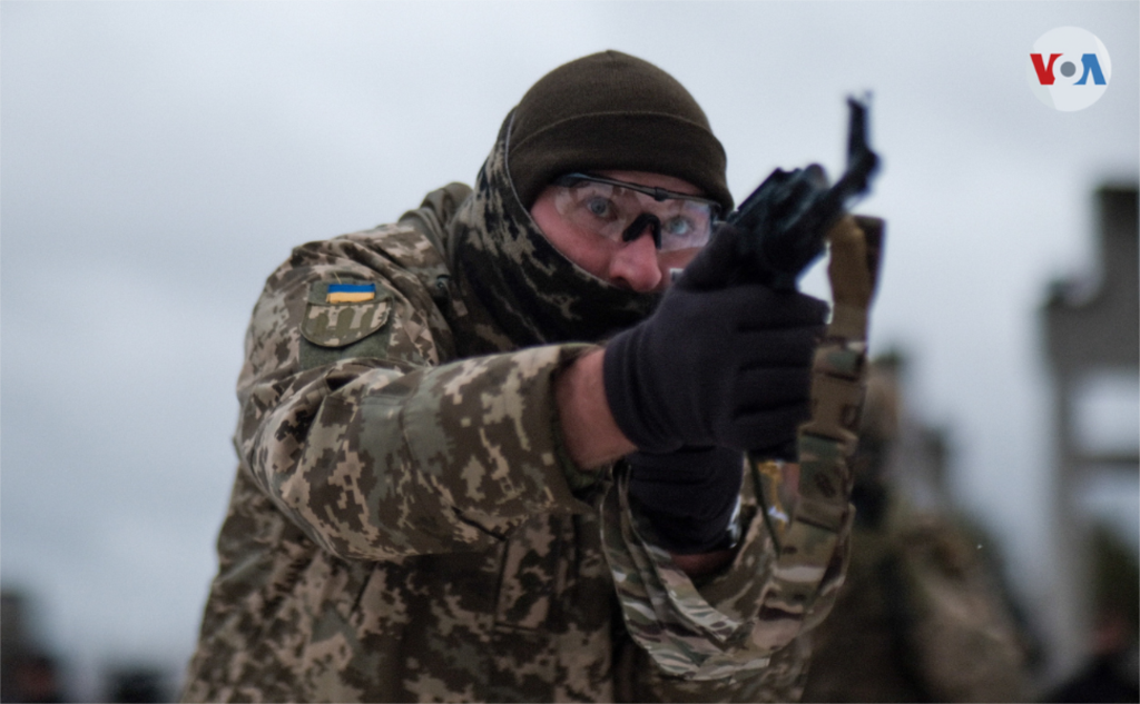 Un civil ucraniano apunta con su arma durante ejercicios de entrenamiento.