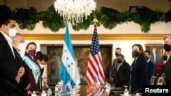 ARCHIVO - La presidenta de Honduras, Xiomara Castro, y la vicepresidenta de Estados Unidos, Kamala Harris, asisten a una reunión bilateral en el palacio presidencial en Tegucigalpa, Honduras, en enero de 2022.
