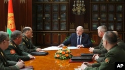 Presidenti bjellorus Lukashenko gjatë një takimi me drejtuesit ushtarakë të vendit (17 janar 2022)