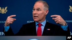 Kepala Badan Perlindungan Lingkungan AS (EPA), Scott Pruitt berbicara kepada media di Washington DC (3/4). 