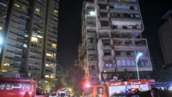 Sejumlah mobil pemadam kebakaran terparkir di lokasi gedung apartemen yang menjadi target serangan Israel di distrik Cola, Beirut, Lebanon, pada 30 September 2024. (Foto: AFP/Fadel Itani)