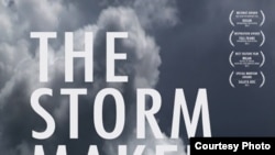 ខ្សែភាពយន្តឯកសារ “The Storm Maker” ឬ «‍មេខ្យល់» ផលិត​ដោយ​លោក Guillaume Suon បង្ហាញពីទាសភាពក្នុងសង្គមទំនើបបច្ចុប្បន្ននៅប្រទេសកម្ពុជា ដោយឆ្លុះបញ្ចាំងពីខ្សែជីវិតរបស់ស្ត្រីវ័យក្មេងម្នាក់នេះ និងជីវិតប្រចាំថ្ងៃរបស់អ្នកជួញដូរមនុស្សពីរនាក់។ (រូបថតដក់ស្រង់​ពីគេហទំព័រ៖ Investigative Film Festival)