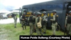 Pasukan Brimob yang tiba Pos Sektor 2 Operasi Tinomba di desa Tokorondo Kecamatan Poso Pesisir Kabupaten Poso Sulawesi Tengah pada 1 April 2017 (foto Humas Polda Sulawesi Tengah)