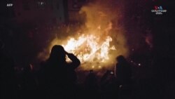 Իսպանիայի կենտրոնական Ավիլա նահանգի Սան Բարտոլոմե դե Պինարես գյուղում ձիավորները խարույկի միջով անցնում են