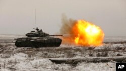 Ruski tenk T-72B3 tokom vojne vežbe u oblasti Rostov na jugu Rusije, 12. januara 2022. (Foto: AP)