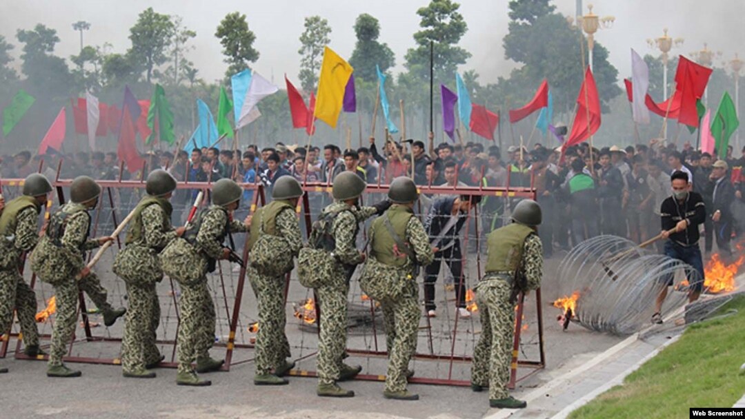 Đặc công, bộ đội, công binh, cảnh sát... tham gia buổi diễn tập quy mô lớn về chống khủng bố, cứu con tin và ngăn chặn biểu tình, bạo loạn (ảnh chụp từ trang tuoitre).