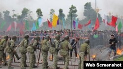 Đặc công, bộ đội, công binh, cảnh sát... tham gia buổi diễn tập quy mô lớn về chống khủng bố, cứu con tin và ngăn chặn biểu tình, bạo loạn (ảnh chụp từ trang tuoitre).