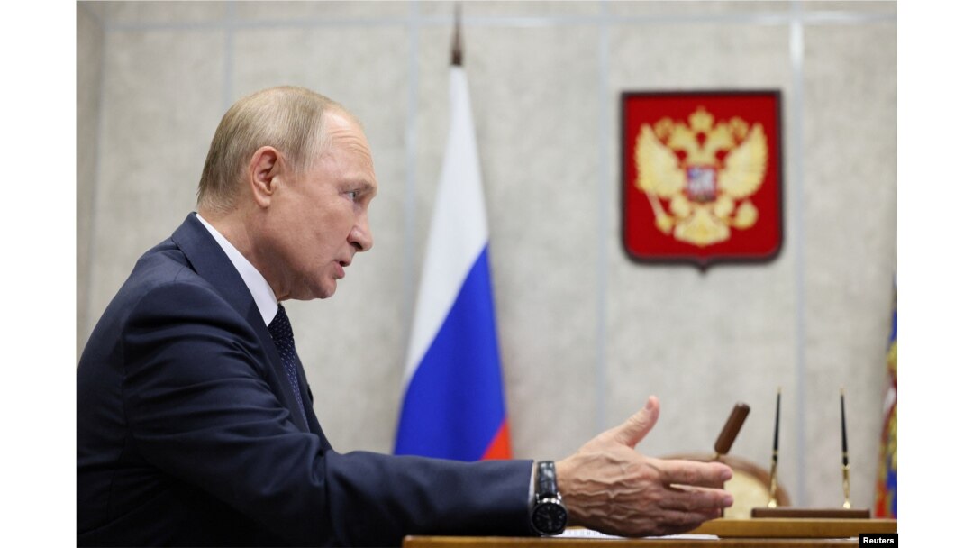 Presiden Rusia Vladimir Putin menghadiri pertemuan dengan Gubernur wilayah Novgorod Andrei Nikitin di kota Veliky Novgorod, Rusia, 21 September 2022. (Foto: Sputnik/Gavriil Grigorov via REUTERS)