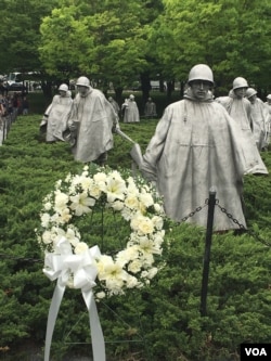 23일 한국전 기념공원에 참전용사들을 기리는 헌화식 화환이 놓여있다.