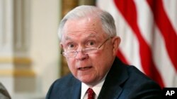 Minis Jistis Lèzetazini an, Jeff Sessions, ki t ap pale nan yon konferans pou laprès nan Washington, jedi 26 jiyè 2018 la. (Foto: AP/Alex Brandon).