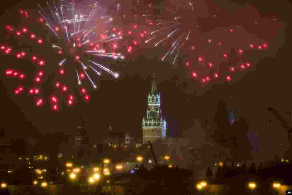 Fireworks explode over the Kremlin, during the New Year celebration in Moscow, Russia, Jan. 1, 2017.