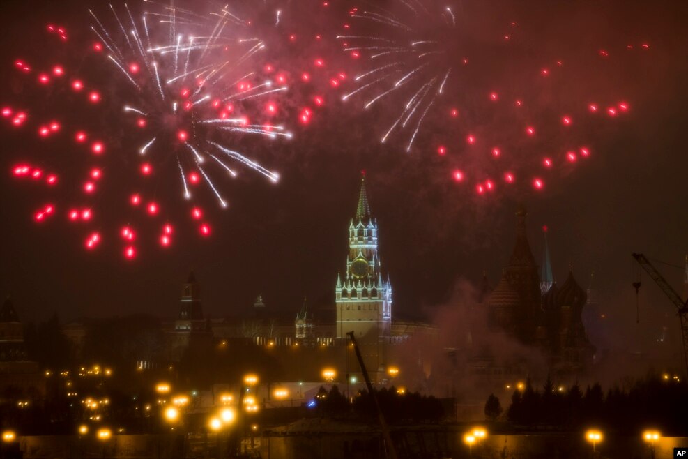 Fuegos artificiales sobre el Kremlin, durante la celebración del Año Nuevo en Moscú, Rusia. La víspera de Año Nuevo es el día de fiesta más importante de Rusia. (Foto AP)