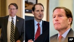 Senadores Gary Peters, Ron Wyden y Richard Blumenthal que este martes anunciaron su apoyo al acuerdo nuclear con Irán.