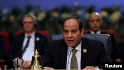 Le président égyptien Abdel Fattah al-Sisi s'exprime lors d'un sommet entre les États membres de la ligue arabe et de l'Union européenne, à Charm el-Cheikh, en Égypte, le 24 février 2019.