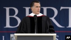 Mitt Romney habló en una graduación de universitarios en la Universidad Liberty, en Virginia.